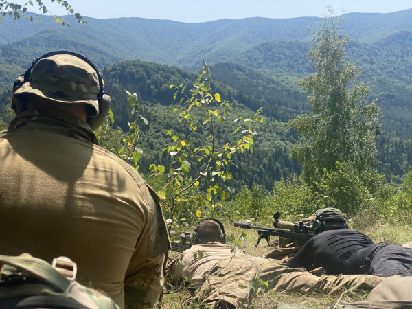 Курс по стрільбі зі снайпінгу з програмою по маскуванню та виконанню тактичних завдань.